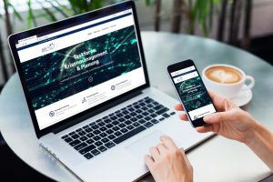 5PL-Website mit Netzmuster auf Laptop und Smartphone