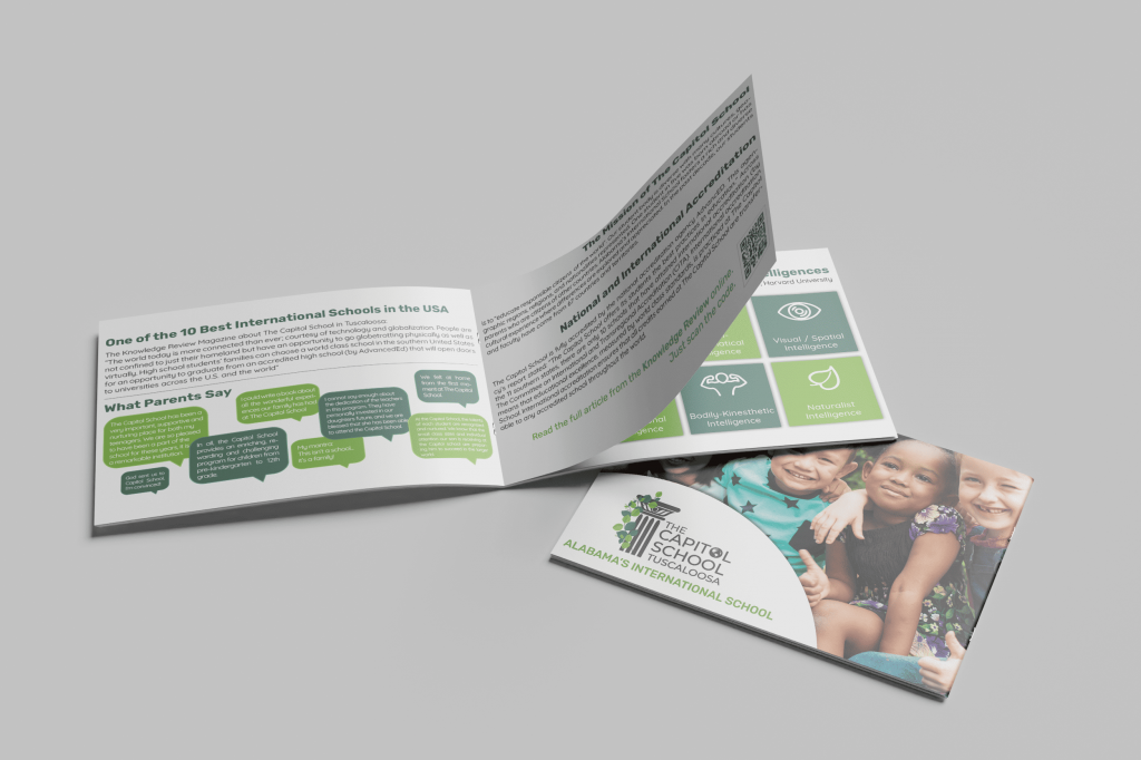 Aufgeschlagene Capitol-School-Broschüre mit Kachelgrafik ‚Multiple Intelligences‘, Elternzitaten, Akkreditierungsabschnitt und QR-Code im grünen Schul-CI