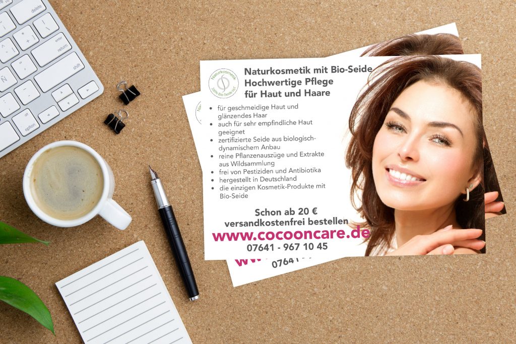 Cocooncare Werbeflyer auf Schreibtisch neben Kaffee
