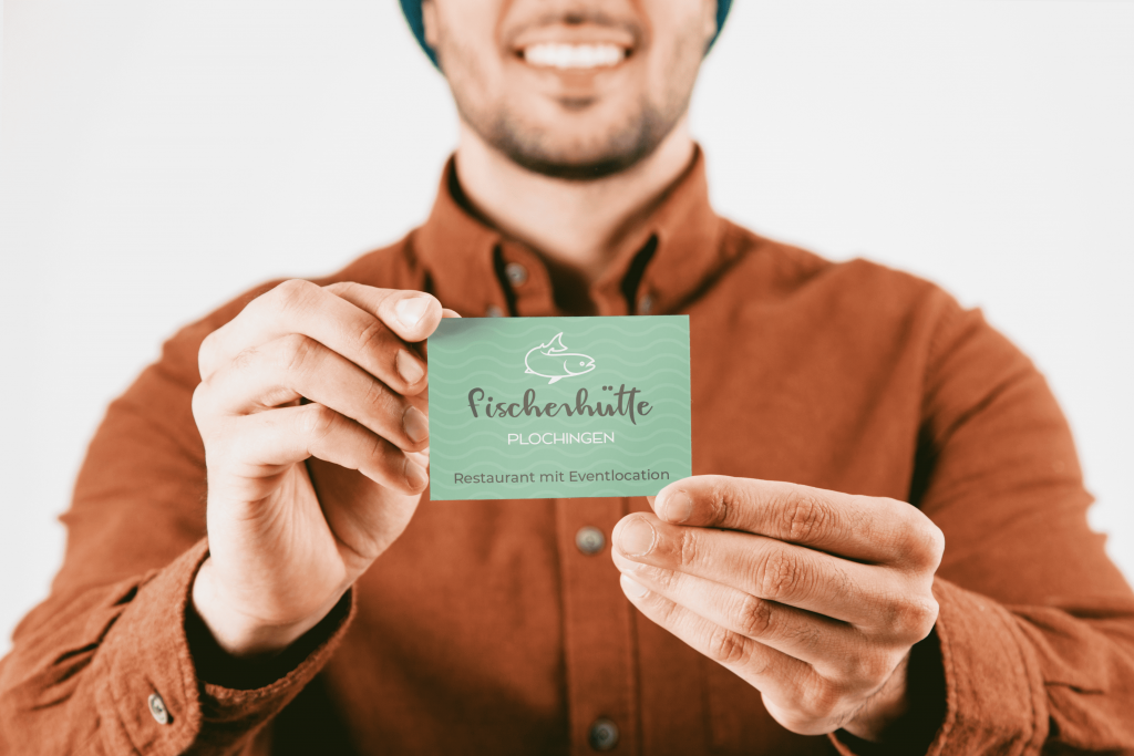 Fischerhütte Visitenkarte mintgrün in der Hand