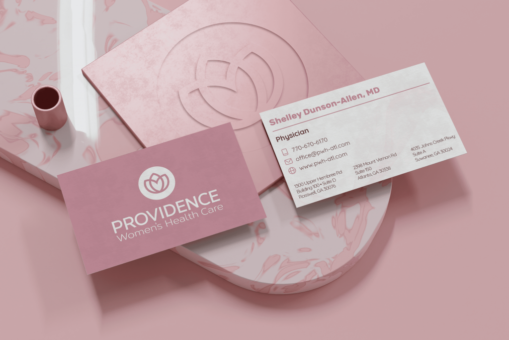 Providence Women’s Health Care Visitenkarten-Set auf rosa Hintergrund