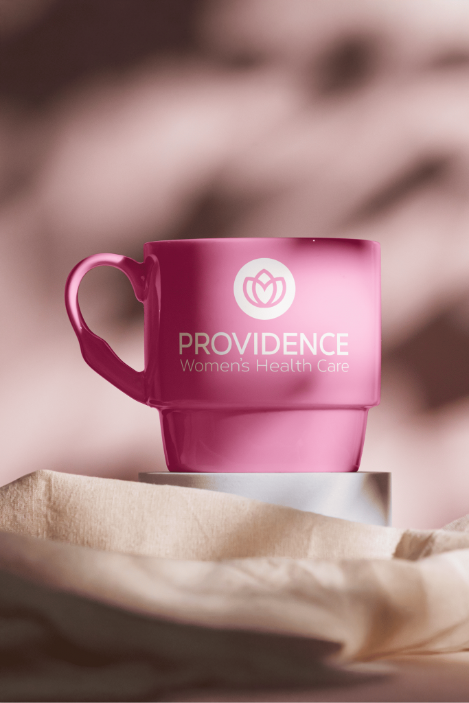 Rosa Tasse mit Providence-Logo auf rosa Hintergrund