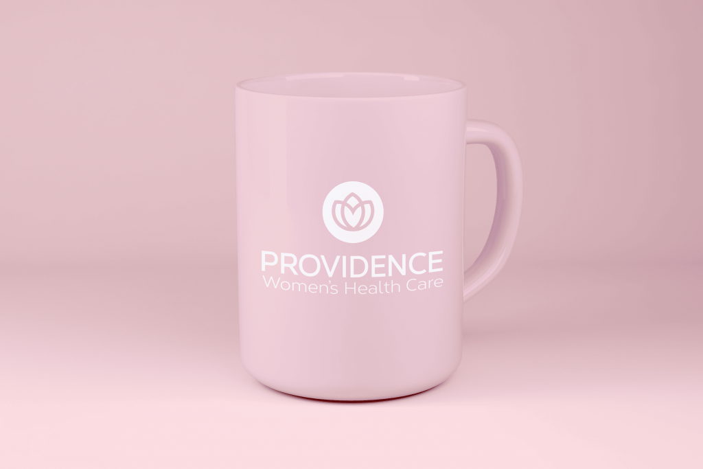 Rosa Tasse mit Providence-Logo auf rosa Hintergrund