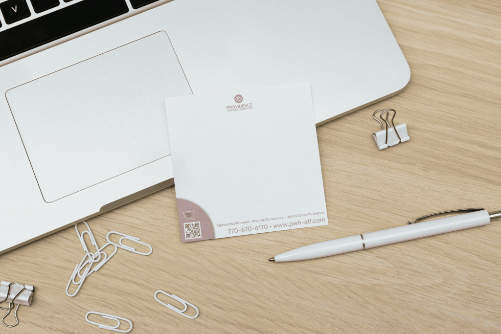 Providence Sticky-Notes neben Laptop und Klammern, CI-Notepad