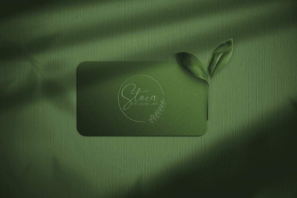 Grüne Stoca-Logo-Karte auf grünem Grund, Rundlogo