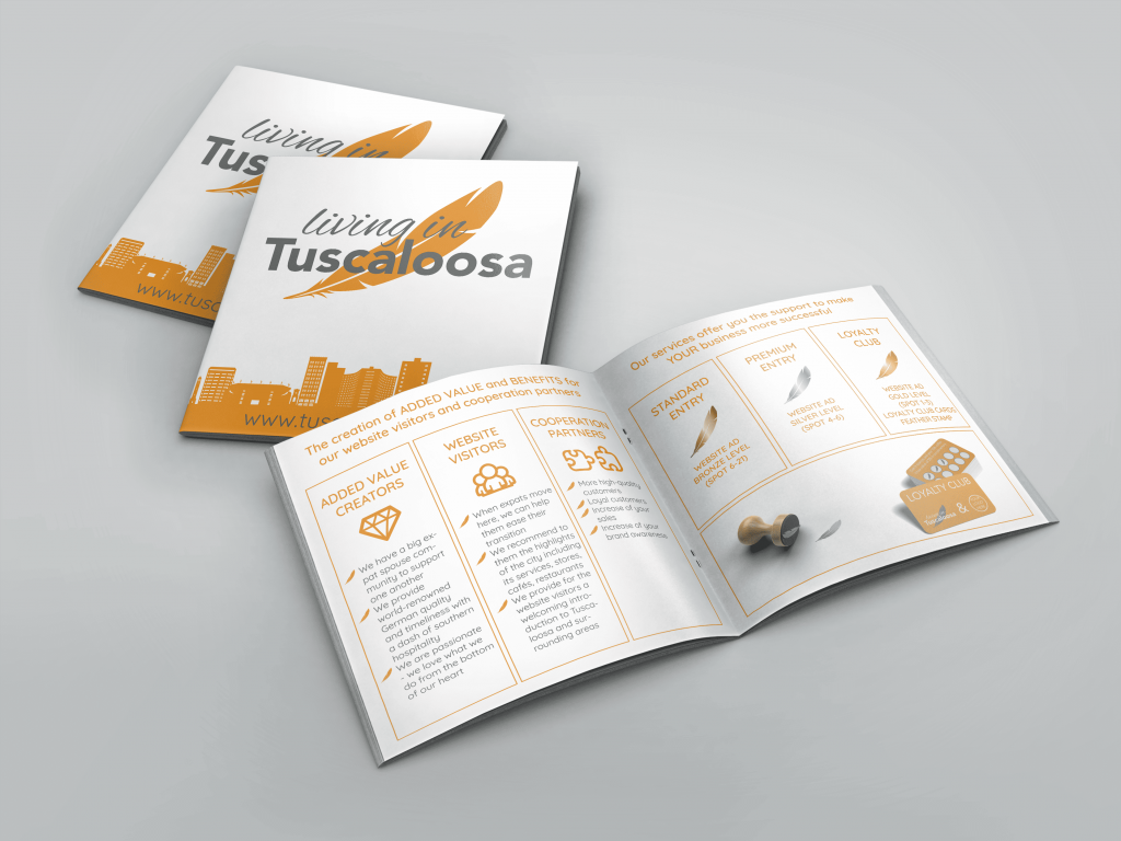 Quadratische Broschüre ‚living in Tuscaloosa‘ – Titel und aufgeklappte Innenseiten mit Leistungsübersicht, Icons und Loyalty-Club