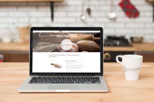 BREADTIMES Website auf Laptop in Küchenumgebung