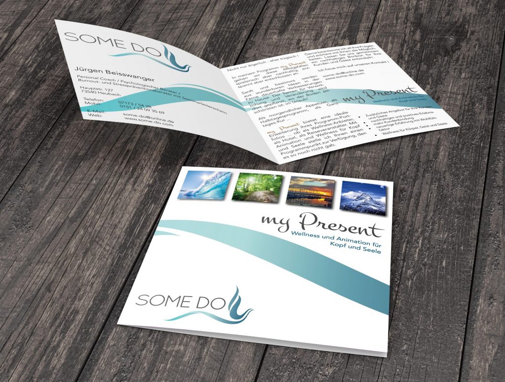 Klappflyer ‚SOME DO / my Present‘ mit türkisfarbener Wellen-Grafik, Bildleiste und Textblöcken auf Holzuntergrund