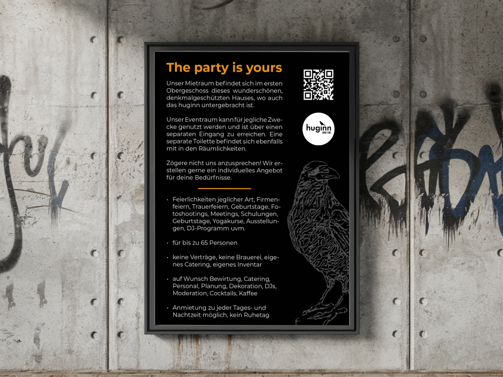 Schwarzes Plakat huginn Eventraum an Betonwand, QR und Icons