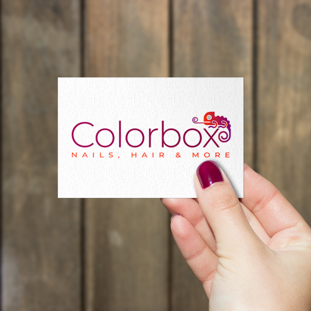 Visitenkarte mit Colorbox-Logo (Chamäleon) in der Hand