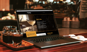 huginn Bar-Website auf Laptop in Tresen-Szene